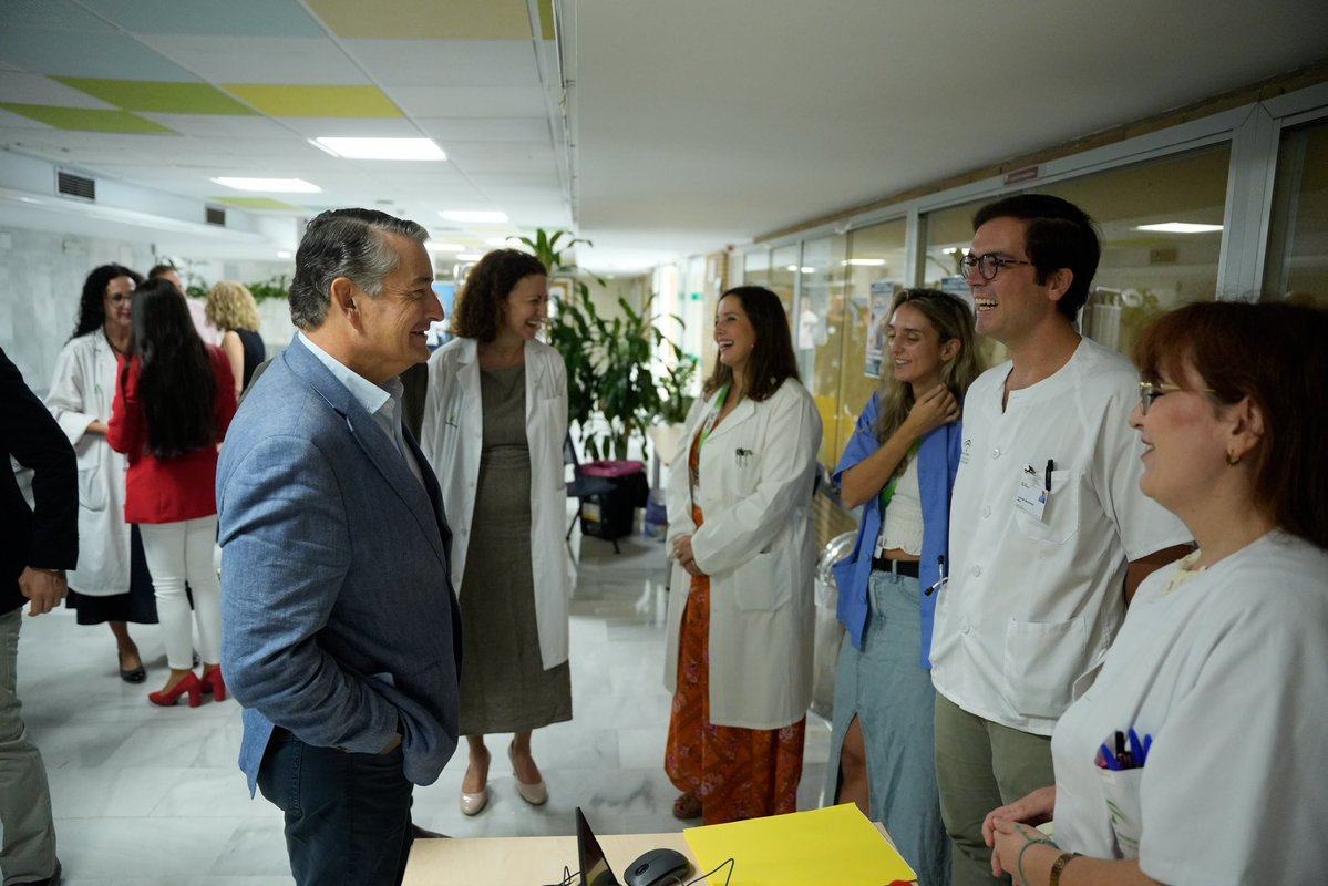 antoniosanz's tweet photo. 🫁👶 Prevenir es proteger frente a los virus respiratorios.

En las IV Jornadas #FAIPIR26, desde el @HospitalUVRocio #Sevilla, reforzamos la importancia de la #inmunoprevención.

📊 16.941 lactantes ya han sido vacunados frente al #VRS causante de la #bronquiolitis: un 14,5% más que el año pasado.

Andalucía tiene uno de los calendarios de vacunación más completos del país. 

🛡️ #AndalucíaPreviene

 #Vacunación #StopBronquiolitis #ParemosLaNeumonía