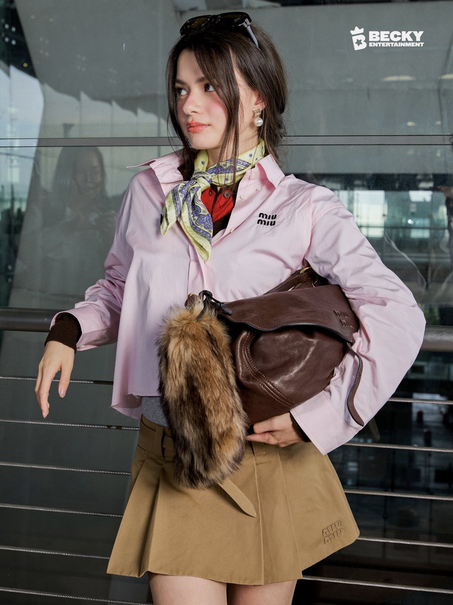 beckyentofc's tweet photo. Becky Armstrong departed for Paris, France ahead of the Miu Miu Spring/Summer 2027 Fashion Show at Paris Fashion Week.

#MiuMiuPFWxBecky #MiuMiuSS27
#beckysangels #BeckyArmstrong 
@MIUMIUofficial https://t.co/mcaZKYcVVS