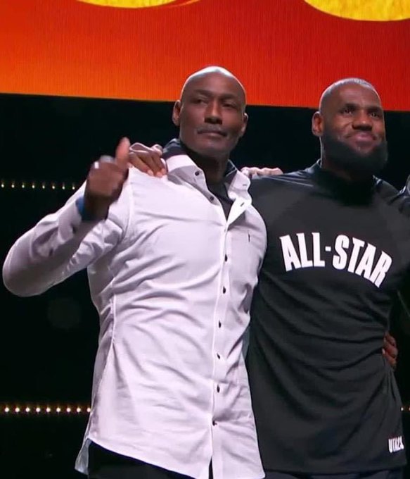 _NBAESP_'s tweet photo. KARL MALONE ES EL REY DE LA LONGEVIDAD.

Karl Malone, a pesar de jugar 19 temporadas frente a las 20.5 de Lebron, todavía ha jugado más partidos de temporada regular.

Malone: ​​19 temporadas, 1476 juegos
Lebrón: 20.5 temporadas, 1459 partidos

Malone a los 39: 20.6 puntos por partido, 7.8 rebotes por partido, 4.7 asistencias por partido, 1.7 robos por partido

Lebrón a los 39: 24.7 puntos por partido, 7.2 rebotes por partido, 7.6 asistencias por partido, 1,4 robos por partido.

¿Quieres saber cómo? Bueno, es porque en 17 de sus 19 temporadas, El cartero jugó al menos 80 partidos mientras que Lebron, el supuesto rey de la longevidad, sólo ha jugado 80 partidos, 3 veces en 21 temporadas, y las últimas 5 temporadas se ha perdido 111 partidos y sólo ha jugado más de 56  juegos una vez.

Además, Malone a los 39 años promedió 21/8/5 en la era de la ofensiva muerta donde solo 25 jugadores promediaron 20 y solo 6 promediaron 25. Lebron a los 39 años, tiene un promedio de 25/7/8 en la era de mayor ofensiva y espacio en la historia de la liga donde 45 jugadores actualmente promedian 20 puntos por partido y 16 promedian 25 puntos por partido.

Karl Malone es el verdadero Rey de la longevidad.