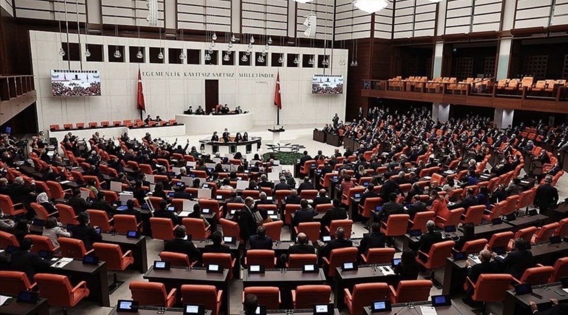 CirakStajFED's tweet photo. Gözümüz, kulağımız ve umudumuz Türkiye Büyük Millet Meclisi’nde! 🇹🇷

@Akparti 
@AKGMTeskilat 
@MHP_Bilgi 
@yenipartiyiz 
@CHPBilgi_ 
@SaadetPartisi 
@iyiparti 
@GelecekPartiTR 
@devapartisi 
@DSPGenelMerkez
@bbpgenelmerkez 
@rprefahpartisi 
@DEMGenelMerkezi 
@tipgenelmerkez 
@emekpartisi 
#Bağımsız
TBMM’nin yeni yasama yılının ülkemize ve milletimize hayırlı olmasını diliyoruz. 

Sayın milletvekillerimize ve Meclis yönetimine başarılar dilerken, haklı mücadelemizi bir kez daha hatırlatıyoruz:
Çocuk yaşta fiilen çalıştığımız, ter döktüğümüz staj ve çıraklık dönemlerimizin SGK uzun vadeli sigorta başlangıcı olarak kabul edilmesi anayasal bir adalet gereğidir.

Yeni yasama yılında gazi Meclisimizden beklentimiz; yıllardır süren bu hak kaybını ve mağduriyeti giderecek yasal düzenlemenin bir an önce gündeme alınıp yasalaşmasıdır.

Alın terinin emekliliğe sayıldığı bir Türkiye için mücadeleye devam edeceğiz!

3308 Mağduriyeti Çözülsün
#PlandaçırakBütçedeStajyer