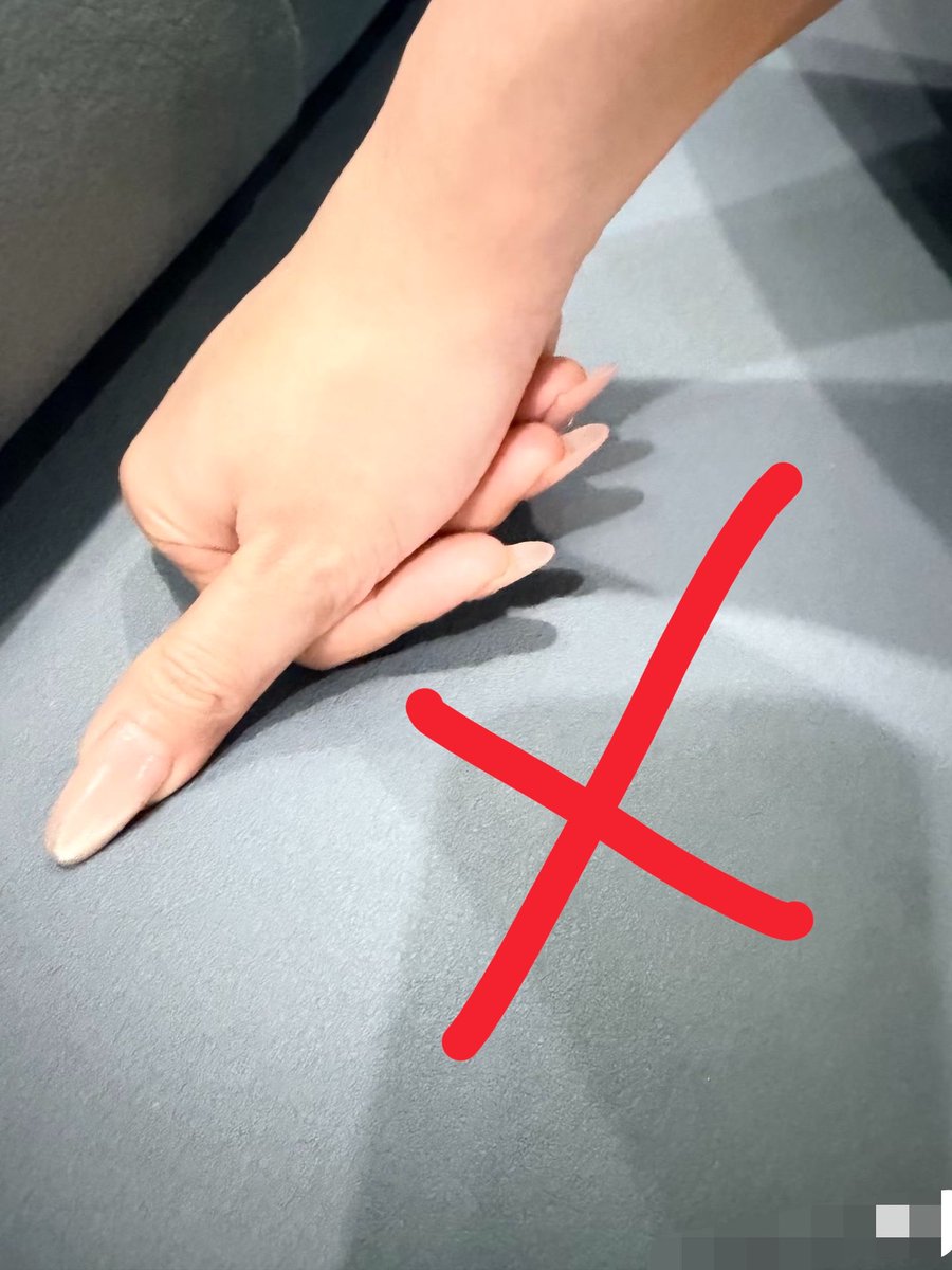 DoubleM_Sea's tweet photo. lmao mimi tested out the hand position from that suspicious looking photo that they posted of yueyue leaning back on his hand in the office. anatomically, it doesn’t work if it’s only his hand. it only makes sense if there are two people’s hands together. leizi was there holding his hand to get yueyue in the right mood to film all these flirty parts 😌😌😌 #thrust