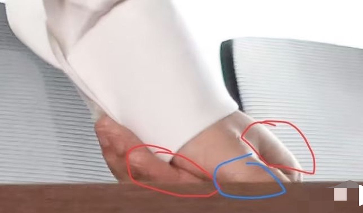DoubleM_Sea's tweet photo. lmao mimi tested out the hand position from that suspicious looking photo that they posted of yueyue leaning back on his hand in the office. anatomically, it doesn’t work if it’s only his hand. it only makes sense if there are two people’s hands together. leizi was there holding his hand to get yueyue in the right mood to film all these flirty parts 😌😌😌 #thrust