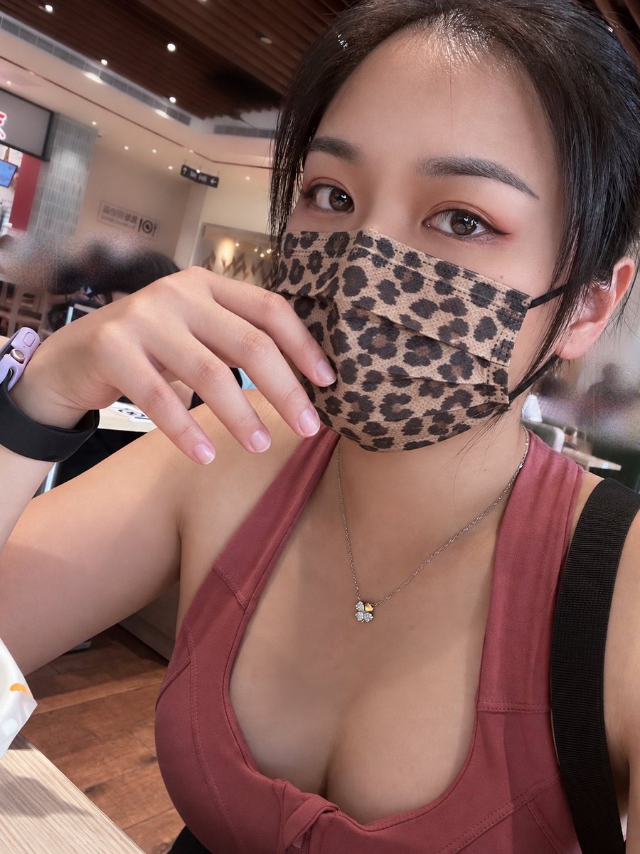 K_Cherry102922's tweet photo. 剛剛去 7-11 結帳
結果拉鍊直接「啪」一聲彈開🙂
差點當場坦胸露出…

現在才幾點而已？？！
今天的尺度是不是開太快了啦😳
還好我反應夠快（遮） https://t.co/jbWgze6K97