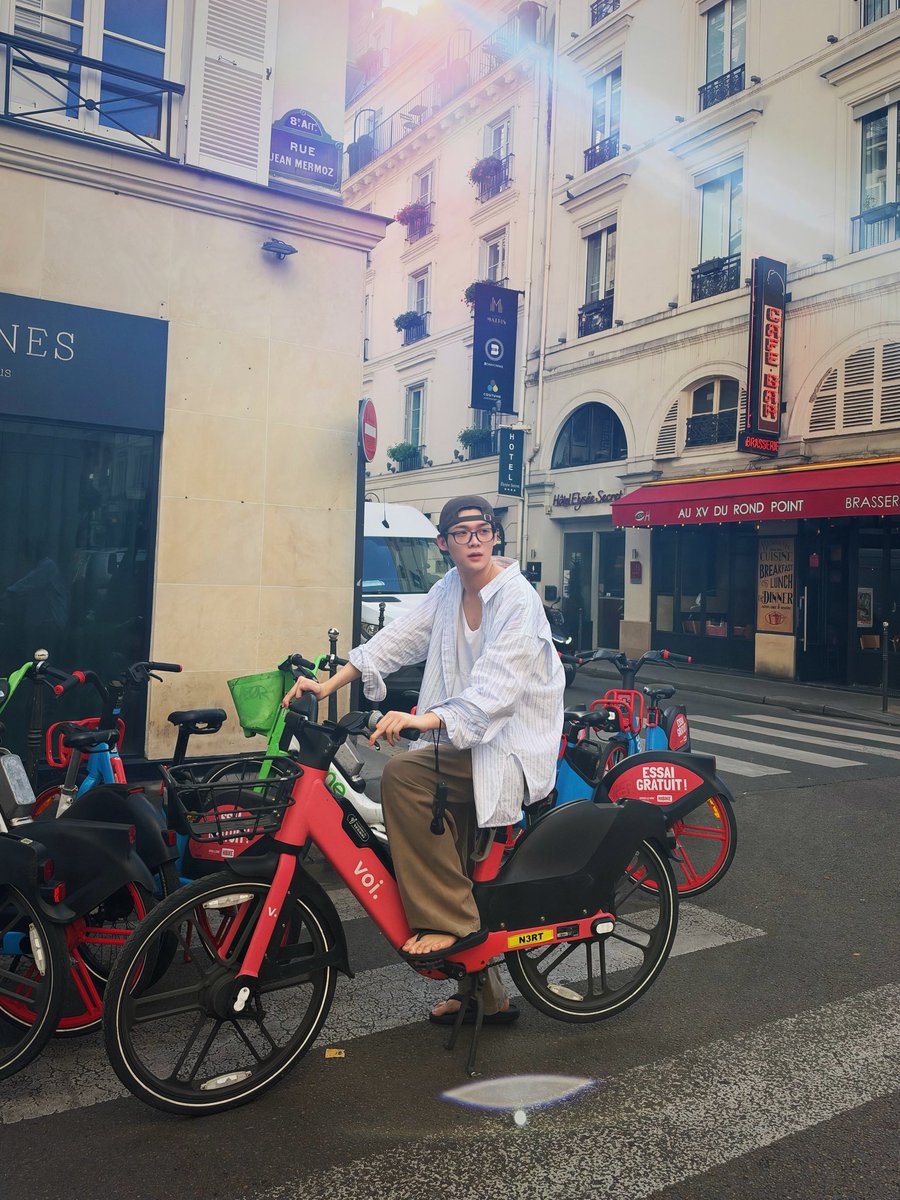 BlueCherry1805's tweet photo. A quiet afternoon in Paris, with Yoon Sik simply taking in the city one little moment at a time.

WELCOME KIM YOON SIK TO PARIS

#YOONSIKPFWSS27
#KIMYOONSIKINPARIS https://t.co/KrUUN8Tvtc
