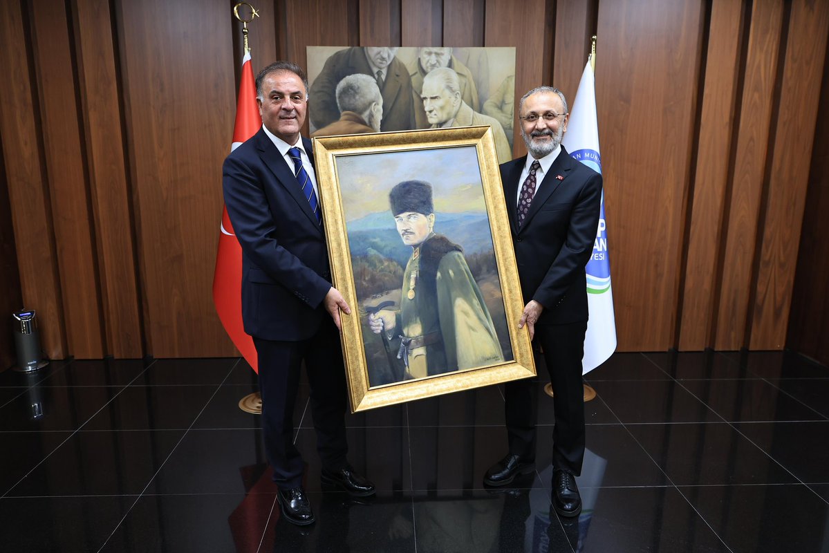 nuriaslan_tr's tweet photo. Bugün yine milletimizin sandıkta ortaya koyduğu iradeyi gölgeleyen bir tabloyla karşı karşıyayız.

Görevi, adresi belli olan; seçilmiş bir belediye başkanına yönelik bu yöntem, hukuka ve millet iradesine olan güveni zedeliyor, vicdanları yaralıyor.

Hukukun üstünlüğünü ve seçmen iradesini esas alan bir anlayışın hakim olması gerektiğine inanıyoruz.

Başkanımız Mithat Bülent Özmen’in ve Eyüpsultanlı komşularımızın iradesinin yanındayız.