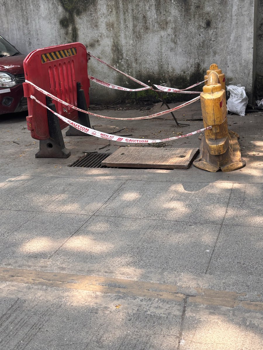 yoursmsb's tweet photo. @mybmcwardKW @mybmcInfra @AshwiniBhide 

KW Ward, Aqsa Masjid road. 

Storm water drain grill has collapsed from more than a week and its not being repaired even after repeated complains. https://t.co/QexcgKNOAY
