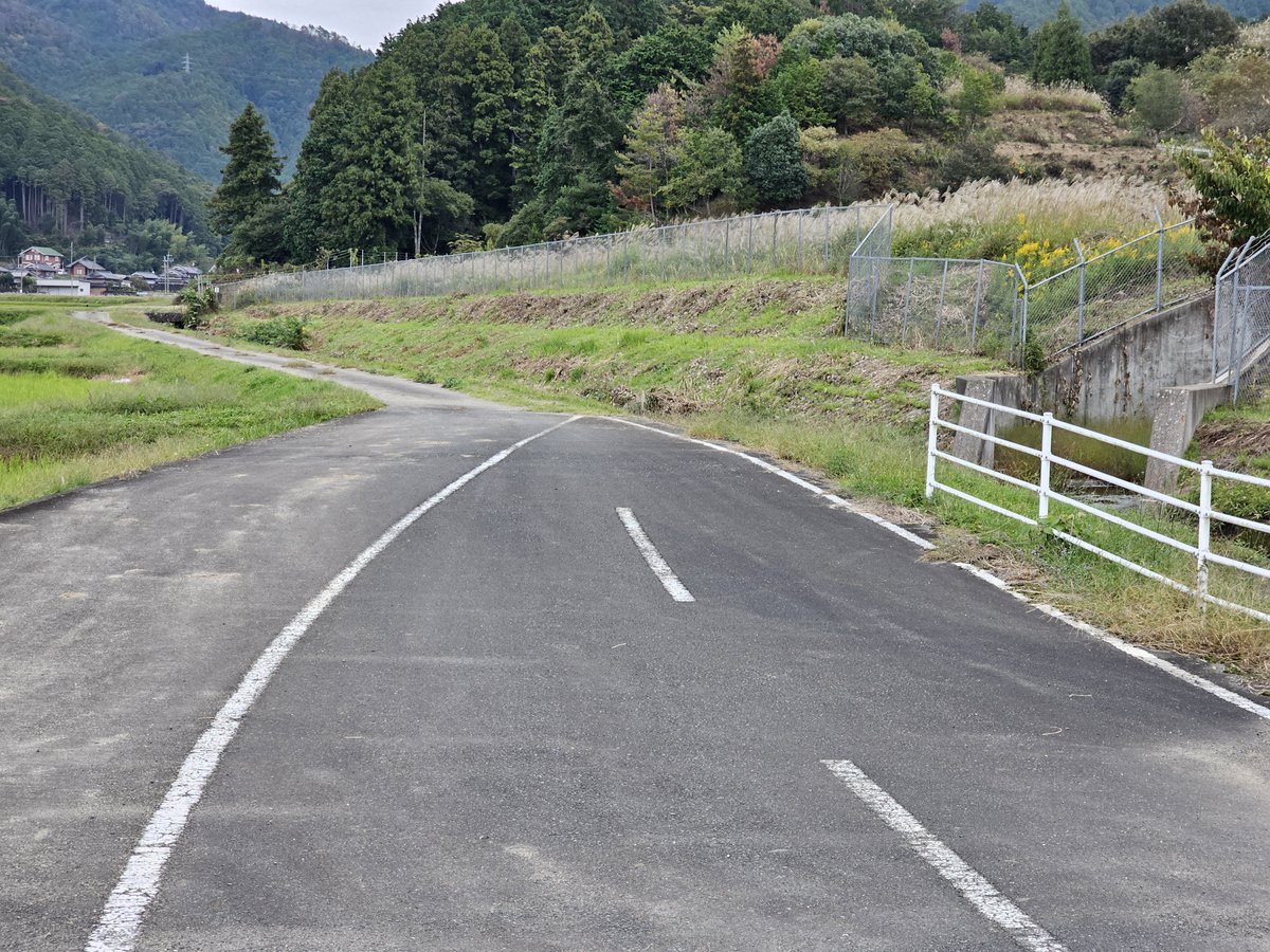 road0724day's tweet photo. 何の変哲もない2車線道路かと思いきや、両側から路側線が迫って来て…

えっ！？ そこで行き止まり！！？！？！？

#びっくり道路選手権2026 https://t.co/6qpJb02AYh