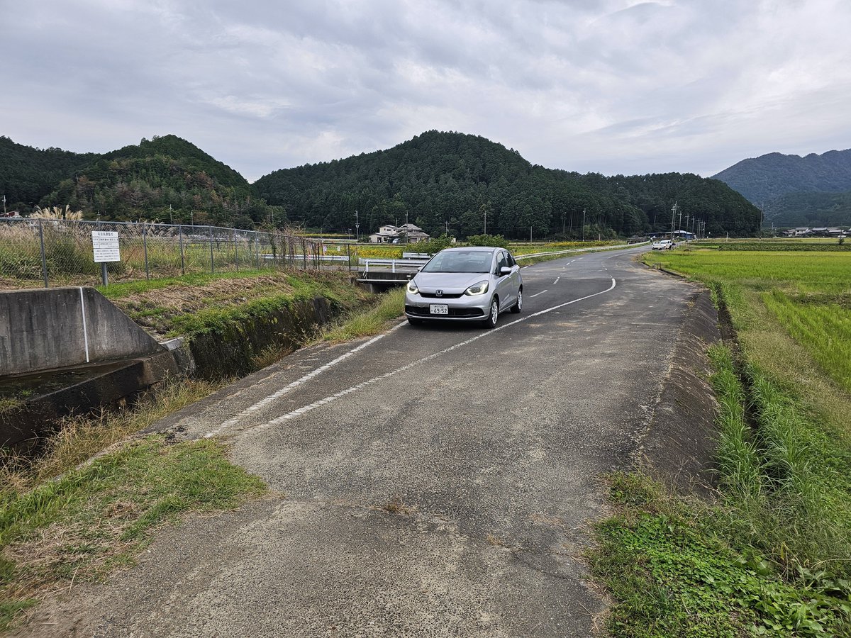 road0724day's tweet photo. 何の変哲もない2車線道路かと思いきや、両側から路側線が迫って来て…

えっ！？ そこで行き止まり！！？！？！？

#びっくり道路選手権2026 https://t.co/6qpJb02AYh
