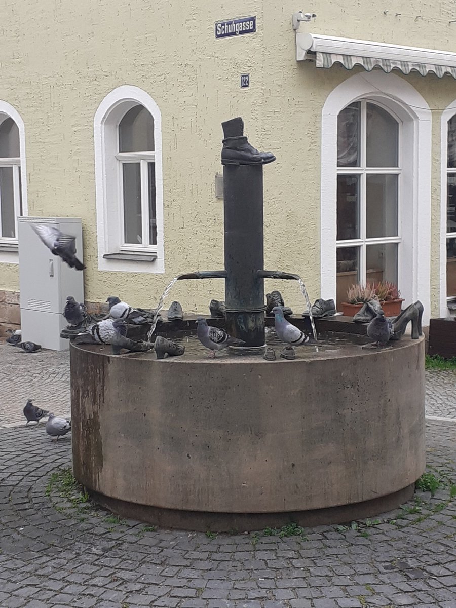 schwert_m's tweet photo. Unser Schuhbrunnen ist gut besucht🕊🕊🕊...😉😄
#Dipps heute ☁️ https://t.co/bAR9L50nDz