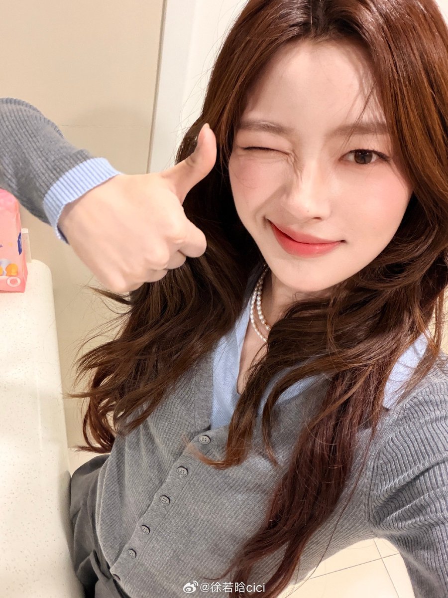 JJaeli_'s tweet photo. 261002 서약함 웨이보 초화 🆙️

"셀카 털이하러 왔어 🤳 
다들 국경절 즐겁게 보내! 📸👉🏻👈🏻
행복한 10월 보내！ ​​"

서약함 셀카의 축복이 꿑이 없네..♡ 15궁격 셀카 말아주는 여자 누긔야!!

#서약함 #XuRuoHan #徐若晗 https://t.co/qefoXsq6T5