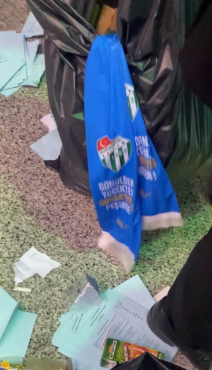Rmznbee's tweet photo. Logoyu izinsiz kullanmanıza mı şaşıralım, seçim bitince üzerinde TÜRK Bayrağı olan BURSASPOR armasının çöpe atılmasına mı? 

Bu rezaleti nasıl açıklayacaksınız!!! @ibrahim_Burkay 

Bursalı Bursasporlu olan herkesin oy verirken bu görüntüleri unutmasın !!! https://t.co/JdPExrQwwl