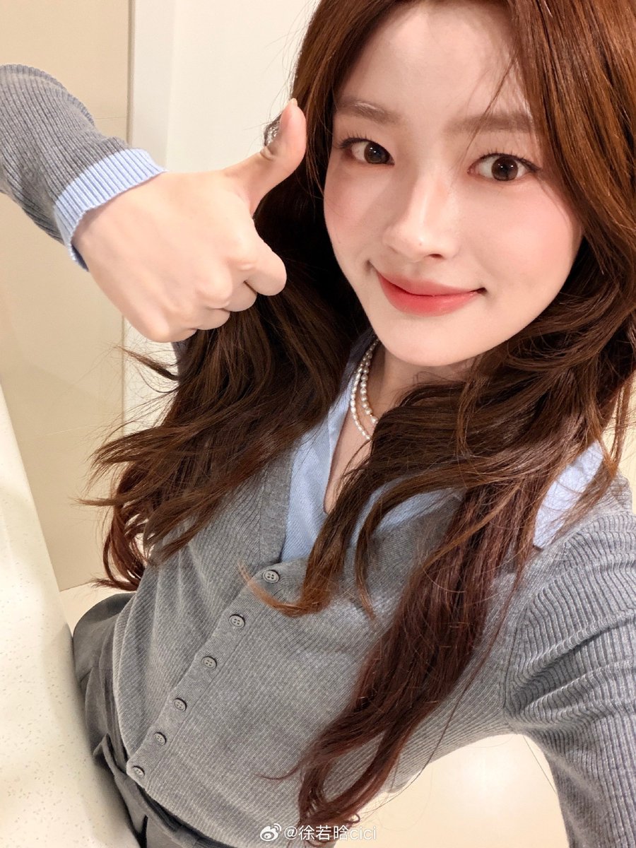 JJaeli_'s tweet photo. 261002 서약함 웨이보 초화 🆙️

"셀카 털이하러 왔어 🤳 
다들 국경절 즐겁게 보내! 📸👉🏻👈🏻
행복한 10월 보내！ ​​"

서약함 셀카의 축복이 꿑이 없네..♡ 15궁격 셀카 말아주는 여자 누긔야!!

#서약함 #XuRuoHan #徐若晗 https://t.co/qefoXsq6T5