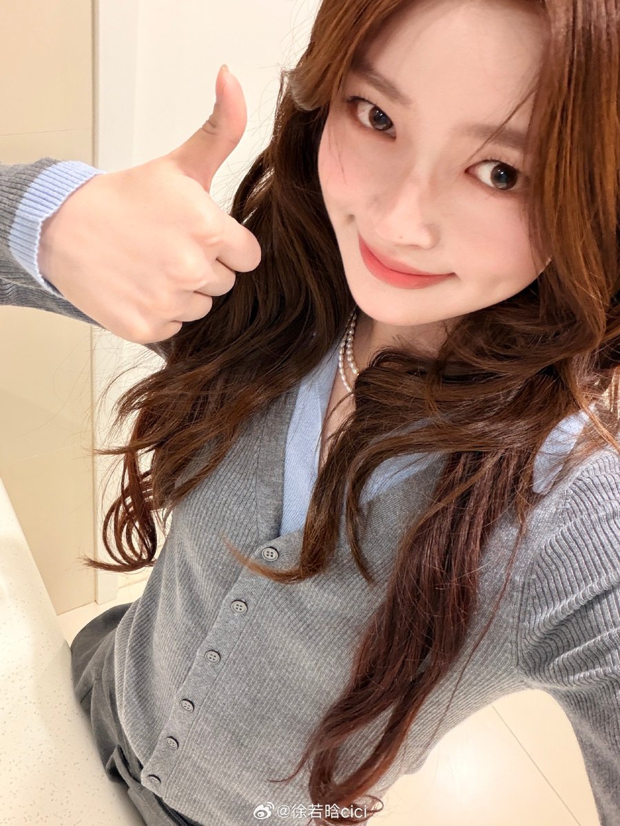 JJaeli_'s tweet photo. 261002 서약함 웨이보 초화 🆙️

"셀카 털이하러 왔어 🤳 
다들 국경절 즐겁게 보내! 📸👉🏻👈🏻
행복한 10월 보내！ ​​"

서약함 셀카의 축복이 꿑이 없네..♡ 15궁격 셀카 말아주는 여자 누긔야!!

#서약함 #XuRuoHan #徐若晗 https://t.co/qefoXsq6T5