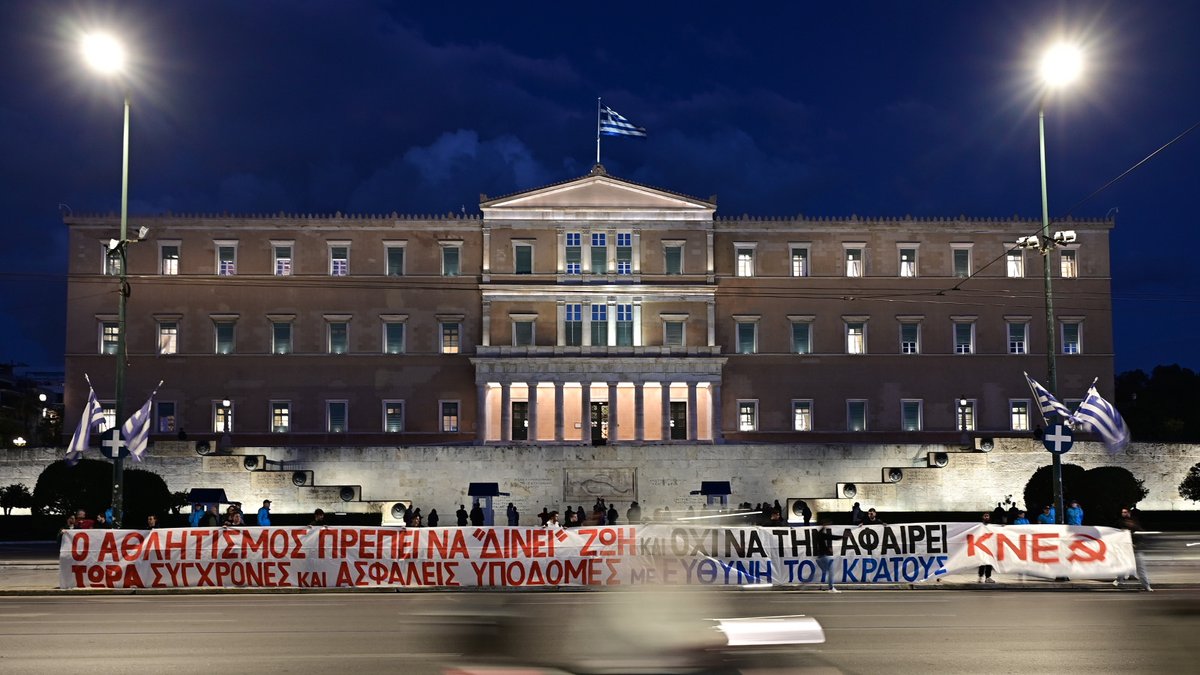 odigitis's tweet photo. 📢Ο ΑΘΛΗΤΙΣΜΟΣ ΠΡΕΠΕΙ ΝΑ ΔΙΝΕΙ ΖΩΗ, ΟΧΙ ΝΑ ΤΗΝ ΑΦΑΙΡΕΙ!

📌Δυναμική διαμαρτυρία της ΚΝΕ πραγματοποιήθηκε το απόγευμα της Πέμπτης στο Σύνταγμα, με αφορμή τον θανάσιμο τραυματισμό του 16χρονου αθλητή Γκιάνα Ασλάν σε γήπεδο της Θάσου.
👉Διεκδικούμε σύγχρονες και ασφαλείς αθλητικές υποδομές, με ευθύνη του κράτους.

🔗 https://t.co/FYGBsT2ZOk