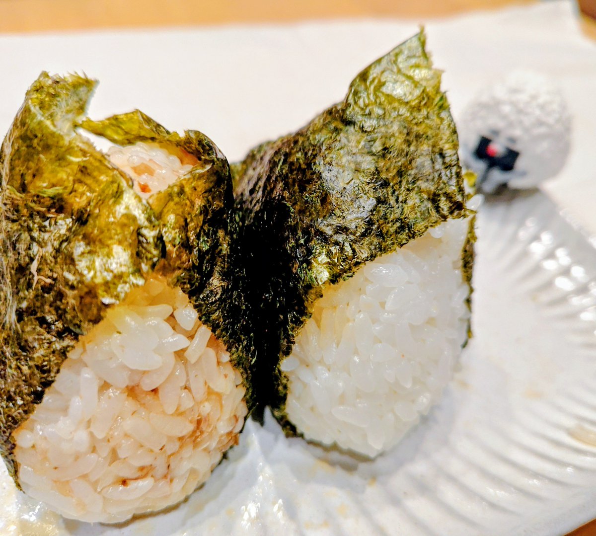 oosawatomohiro2's tweet photo. お米を美味しく食べよう🍚
結局最後は🏡で食べるご飯が1番旨い😋
「#おにぎり🍙」
少し醤油をたらした鰹節と明太子
旨いに決まってるやん

#上郡町産のお米🌾
#名水百選千種川の水で作る作物💧
#美味しいお米をお腹いっぱい食べられる幸せ🫄
美味しいと言ってくれる人の為に👨‍🌾💦汗をかく https://t.co/qbrPU9tQZz