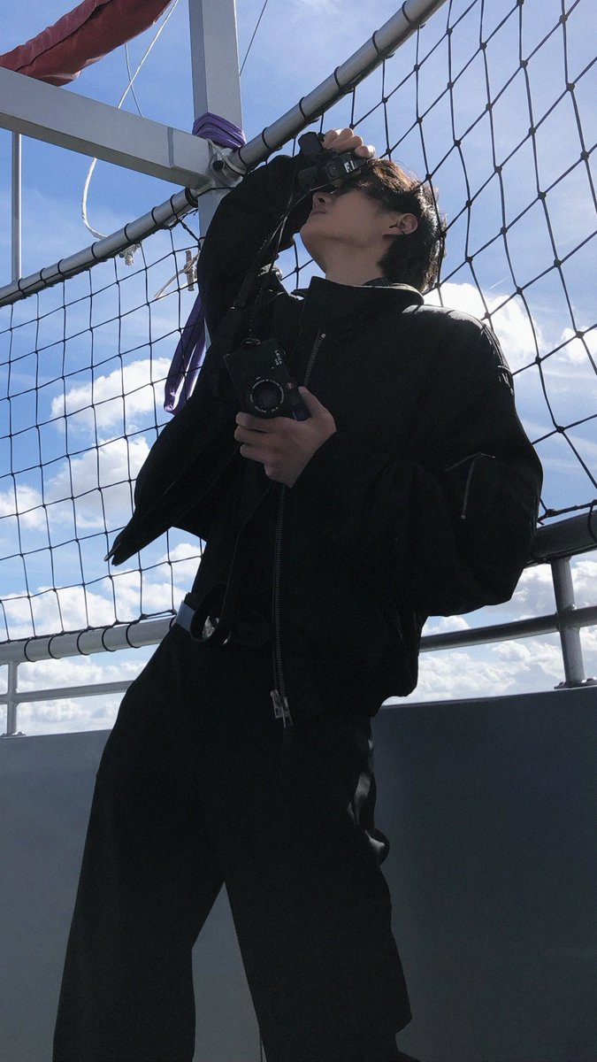 nahz_oaix's tweet photo. someone’s husband really looks this cool and handsome… https://t.co/0cMZAeIFA8