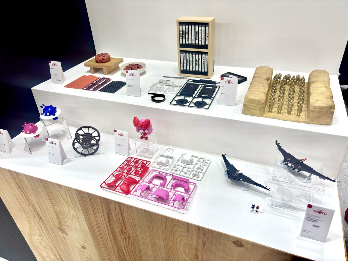 uriuriy's tweet photo. #全日本模型ホビーショー
プラチヨコが展示されるとの事だったので行ってきました！👏
グッスマさん内のStudioSYUTOさんのスペースで展示されてます！
このラインナップの中にチヨコが居るのおもしろすぎる…
明日から一般デーなので行かれる方は見ていただけると嬉しいです！ https://t.co/UlqSmO784c