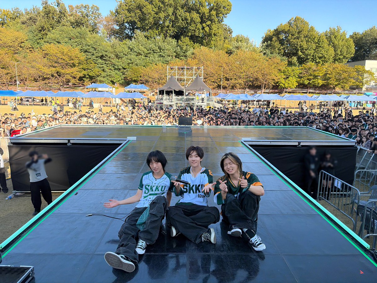 DragonPony_'s tweet photo. Dragon Pony (드래곤포니) at 성균관대학교 자연과학캠퍼스

I'll say Give it 🆙 POP 🆙💚

🎼 SET LIST

01. Waste
02. 지구소년
03. 꼬리를 먹는 뱀
04. 모스부호
05. 성대를 사랑해
06. 아 마음대로 다 된다!
07. POP UP
08. Not Out

#DragonPony #드래곤포니
#성균관대학교 https://t.co/oN7igmomsh