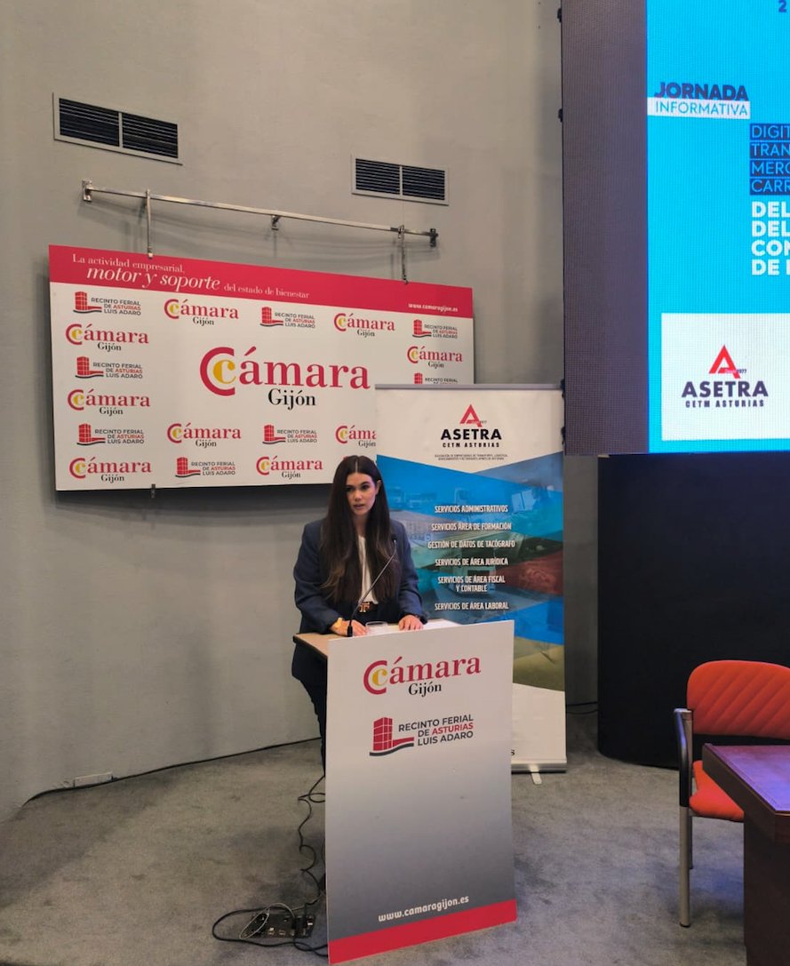 ASETRApress's tweet photo. 📲 Carla Álvarez Sanjurjo ha destacado que el DeCA será obligatorio en formato digital a partir del 5/10/2026 en España para el transporte de mercancías por carretera.🚛💻
#ASETRA #CETMAsturias #CETM #DeCa #Digitalización #TransportePorCarretera #TransporteDeMercancias #Asturias https://t.co/9DHpWlyYUj