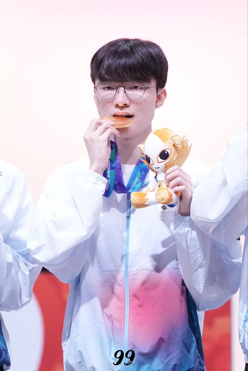 99canfly99's tweet photo. 261002 AG

(금메달 체크) (금메달 냠)

#FAKER #페이커 https://t.co/8sCsR3ozyW