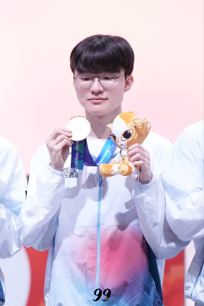 99canfly99's tweet photo. 261002 AG

(금메달 체크) (금메달 냠)

#FAKER #페이커 https://t.co/8sCsR3ozyW