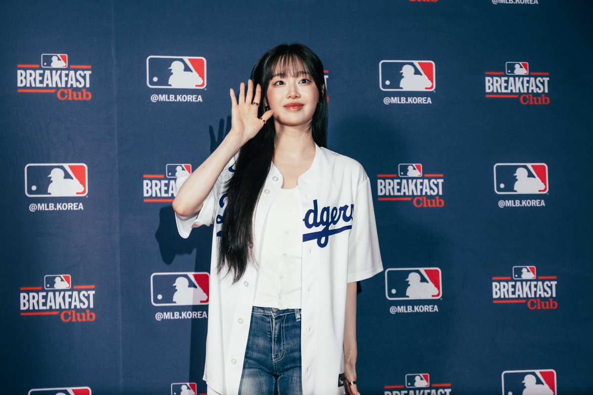 MLBKOR's tweet photo. MLB 브렉퍼스트 클럽 레드카펫 위 귀여운 츄에게 인사해 보세요! 👋💫

#츄 #CHUU #MLBBREAKFASTCLUB #MLBKOREA https://t.co/3sdTyE8MKR