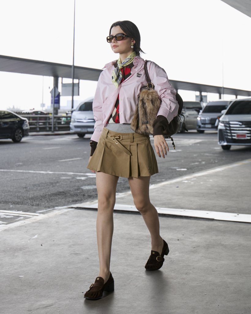 VogueThailand's tweet photo. #VogueReports ชมแอร์พอร์ตลุคของ ‘เบ็คกี้-รีเบคก้า’ @AngelssBecky กับการเดินทางสู่ปารีสแฟชั่นวีกเพื่อร่วมชมโชว์ Miu Miu @MIUMIUofficial คอลเล็กชั่นฤดูใบไม้ผลิ/ฤดูร้อน 2027 โดยนำเสนอลุคจากคอลเล็กชั่นก่อนหน้าด้วยไอเท็มชิ้นซิกเนเจอร์ ทั้งเสื้อเชิ้ตครอปจับคู่กับกระโปรงตัวจิ๋ว มาพร้อมรองเท้าโลเฟอร์หนังกลับโทนสีน้ำตาลเข้ากับกระเป๋า Rendez-vous พร้อมให้ทุกคนรอติดตามโมเมนต์พิเศษในช่วงปารีสแฟชั่นวีก โดยโชว์ครั้งนี้จะจัดขึ้นวันที่ 4 ตุลาคม เวลา 1 ทุ่มตรงตามเวลาประเทศไทย ติดตามชมการอัปเดตของเบ็คกี้และโชว์ส่งตรงจากกรุงปารีสได้ที่โว้กประเทศไทย #MiuMiuSS27 #MiuMiu

ภาพ: Courtesy of Miu Miu Thailand