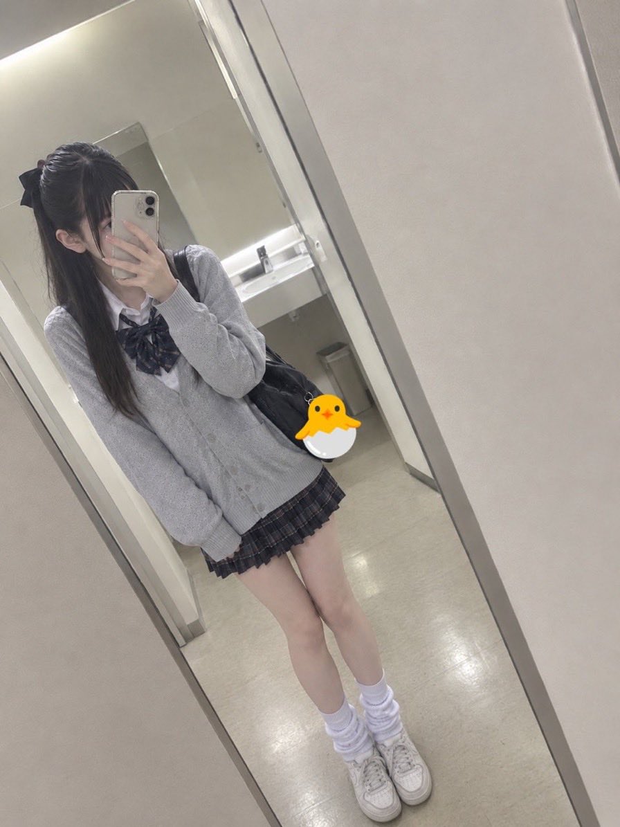 ivwsmj's tweet photo. 高校生3年って疑う人多すぎ笑
DMくれたら制服でしてる写真あげる笑 https://t.co/mATclqFjZQ