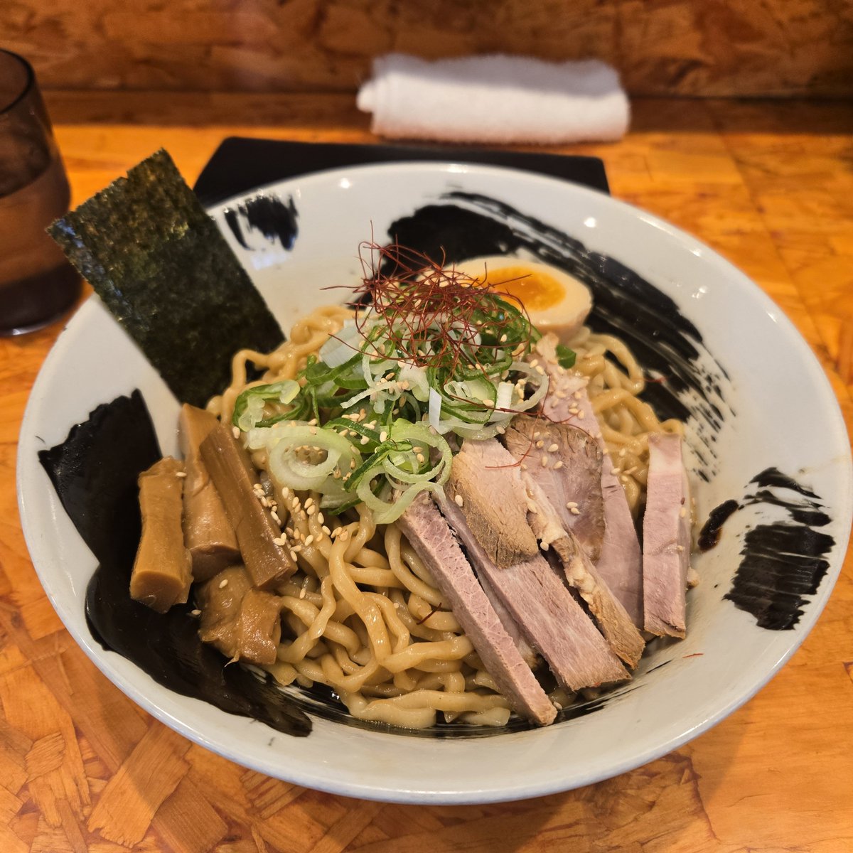 one0969tk1's tweet photo. 麺武者　油そば　大盛
今日のお昼
身体が油を欲していた https://t.co/HRRyw6hdHu