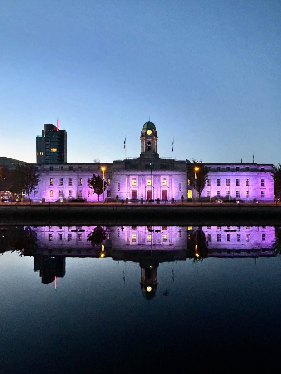ThisIsIreland3's tweet photo. Early morning reflections, beautiful 🏙️💚

📍Cork City - Ireland 🇮🇪

📸 Tara Buckley

#Cork #Reflections #Ireland #Cityhall #Morning #Corkcity https://t.co/I2sVtrY1xs