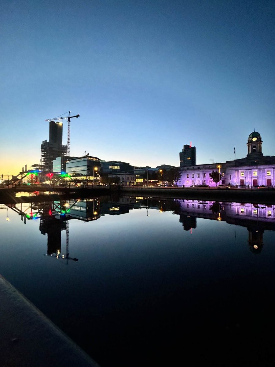 ThisIsIreland3's tweet photo. Early morning reflections, beautiful 🏙️💚

📍Cork City - Ireland 🇮🇪

📸 Tara Buckley

#Cork #Reflections #Ireland #Cityhall #Morning #Corkcity https://t.co/I2sVtrY1xs