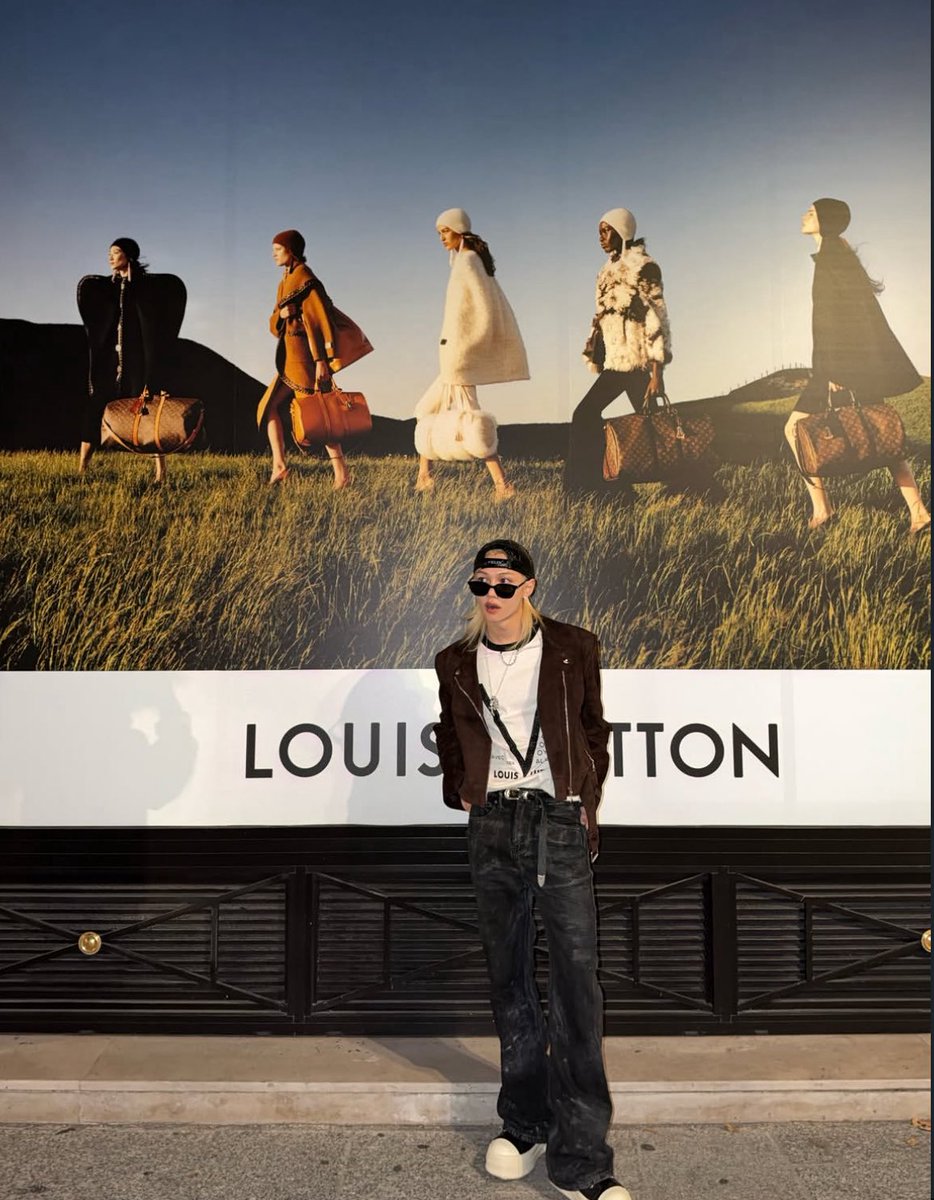 BbokRisma's tweet photo. FELIX instagram update (via yong.lixx)

“We back for that #LVSS27 💙💛🤝”

FELIX ICÔNE DE LA MODE
#FELIXxLVSS27 #FELIX @LouisVuitton https://t.co/ECAk82MA3K