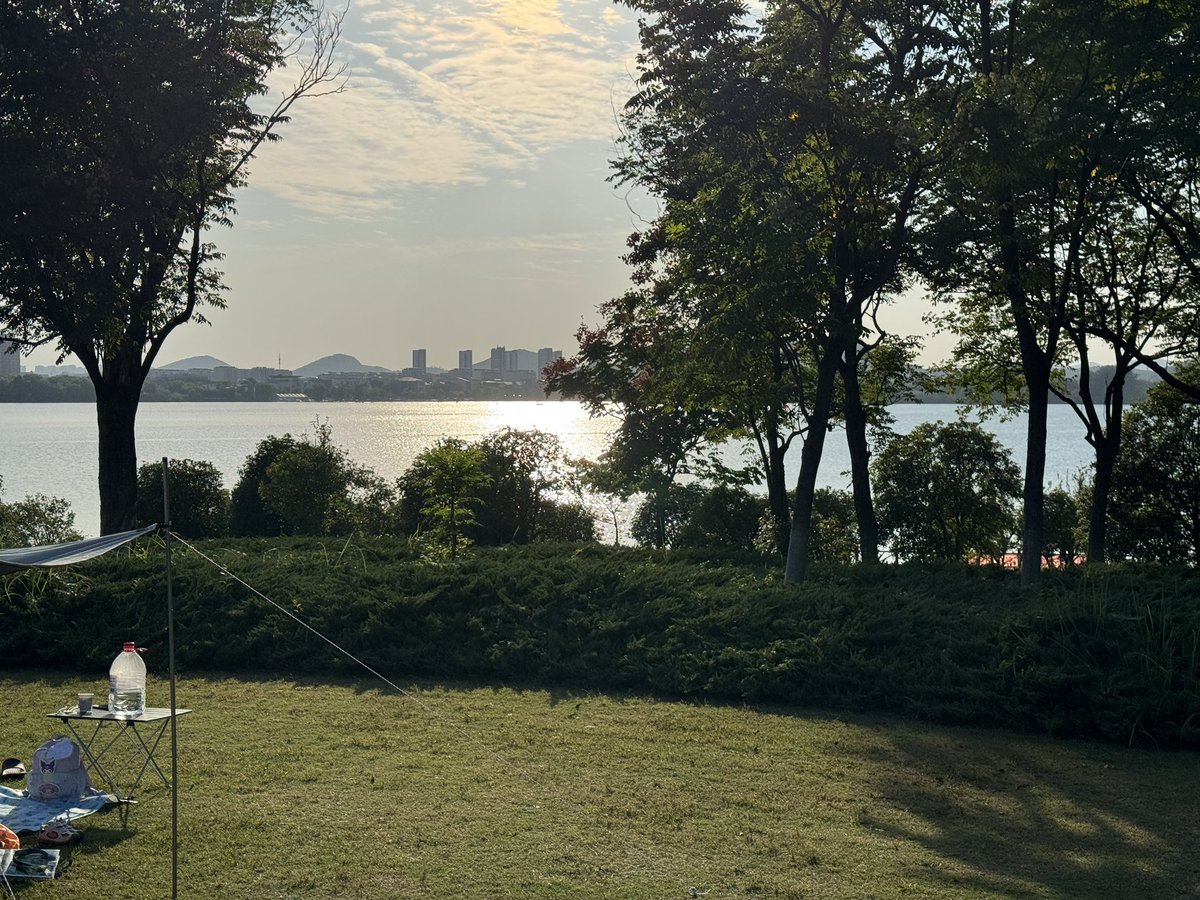 Kongingking's tweet photo. 肝不动了

国庆第二天趁天气好，出门逛逛

大家今天都还在搞 X 吗 https://t.co/0Cxv9Us8El