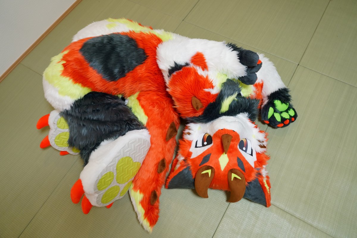 sumoriver's tweet photo. えっと...ドラゴン...だよね？
#FursuitFriday https://t.co/wEQfWfu1XY