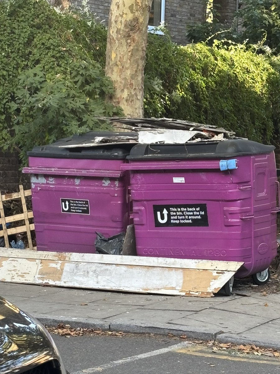 Mal9112003's tweet photo. @TowerHamletsNow  Looks like I’ll be sticking my recycling in the rubbish bins because I’m not moving that trash. And you talk about sitting more stinking food recycle bins around the place. https://t.co/KHo2ULqEno