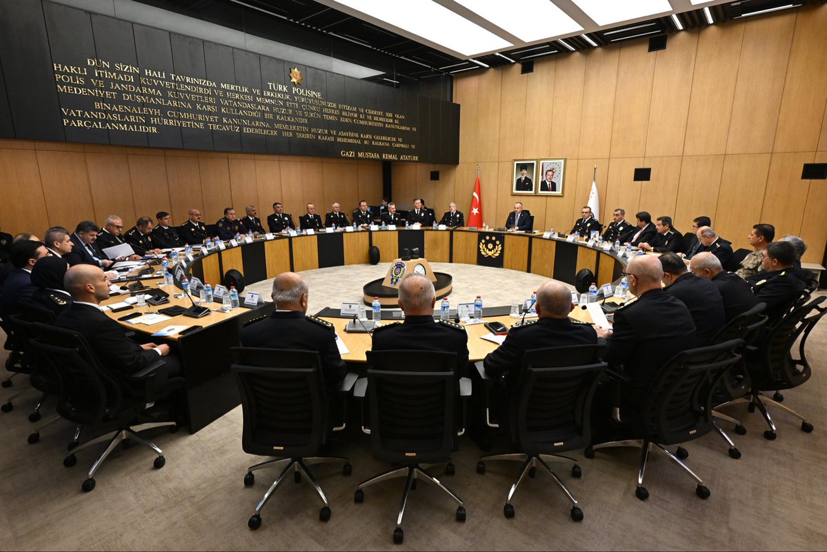EmniyetGM's tweet photo. Emniyet Genel Müdürümüz Sayın Ali Fidan, merkez ve taşra teşkilatımız ile Genel Asayiş Değerlendirme Toplantısı gerçekleştirdi. https://t.co/Woi6ht0PY1