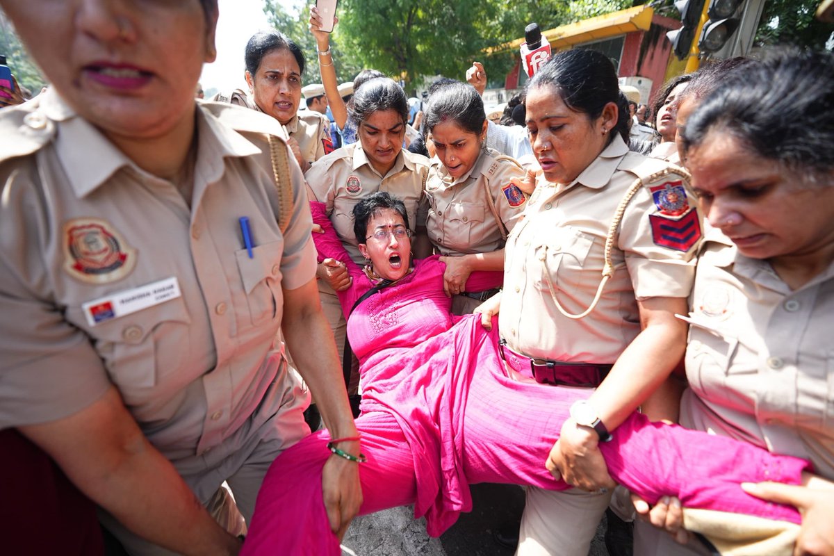 Rubi_babes's tweet photo. ये दिल्ली पुलिस ने आतिशी मारलेना की टांगे इतनी चोड़ी क्यों की है 😜😜
#protest https://t.co/8QgGzGE2P3