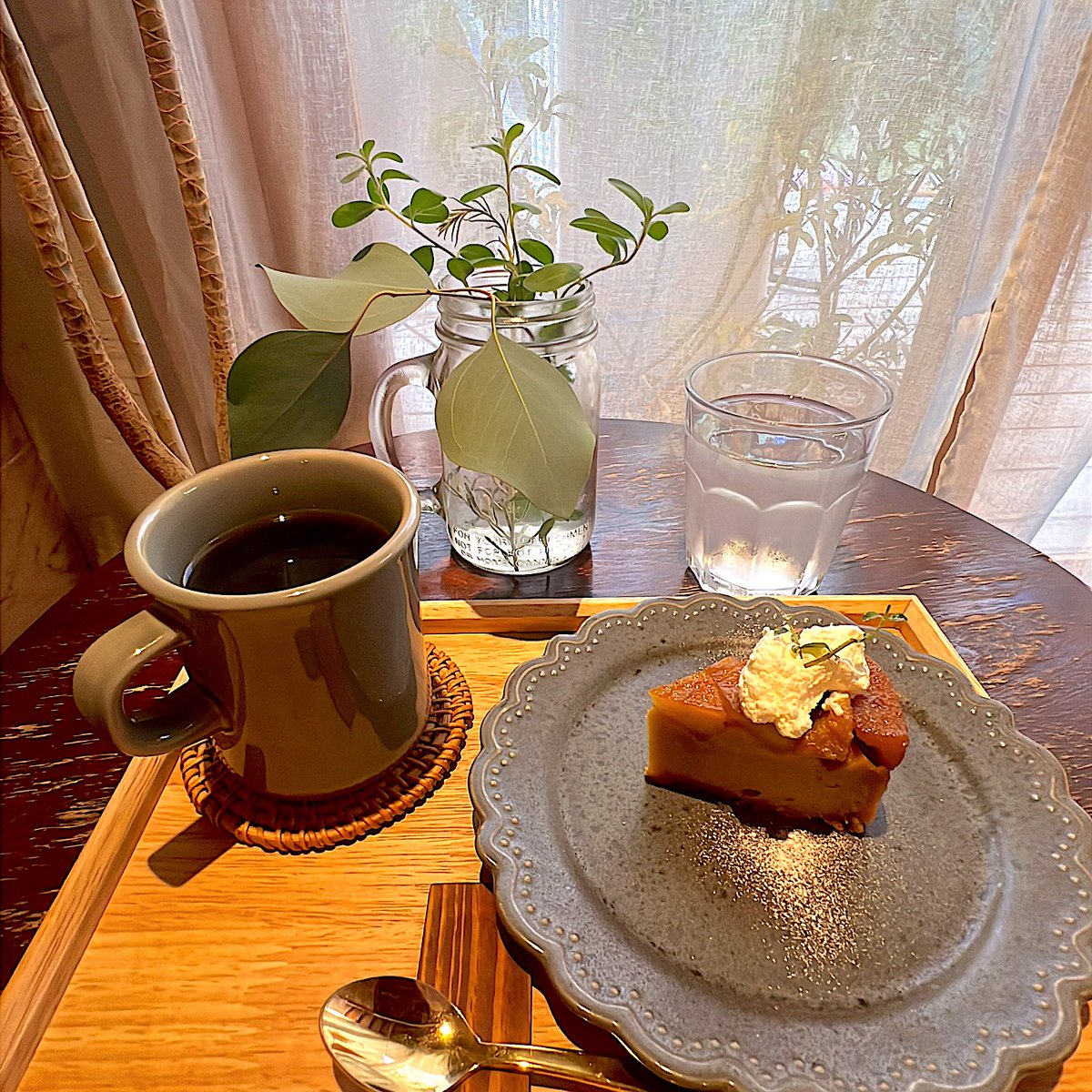 arepui's tweet photo. タルトタタンのタルト部分をさつまいもにした本日のケーキ、甘さ控えめあっさり秋ブレンドの苦味強強コーヒーによく合って美味しかった https://t.co/Ro4x33Pval