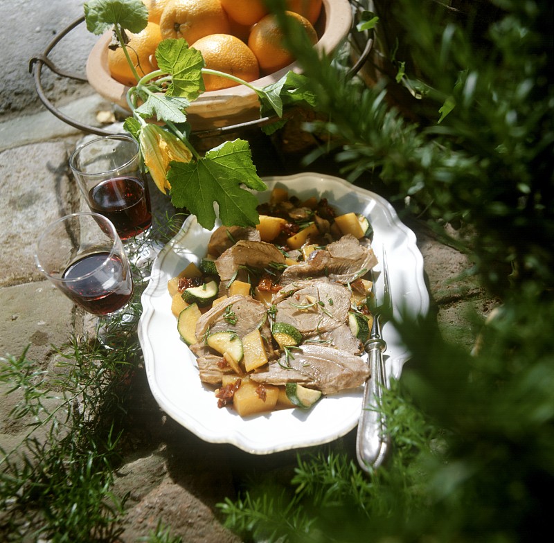 luiserossivof's tweet photo. [Feliz Día de la Tradición! Prueba nuestro guiso navideo casero, con carne jugosa y especias aromáticas, por solo 12€ hoy. Reserva ya!]， https://t.co/nkxKhkxVLW