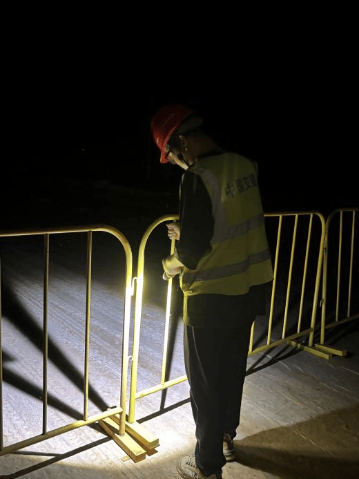 u7tgigibluzxsua's tweet photo. [On a clear night, we dispatch patrols under the moon with simple tools, feeling the warmth of the night breeze.]， https://t.co/4omDvfIN8P