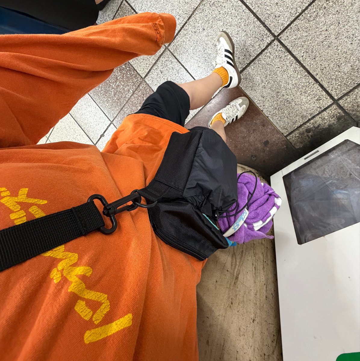 sssssam12121's tweet photo. 仕事でたくさん着てるのでロゴがしにかけている https://t.co/XX0rggNEo2
