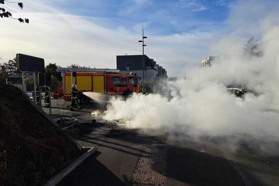 LeRaleurFR's tweet photo. Les lycéens ont bloqué de nouveau des établissements à Caen ce vendredi, le campus 1 de l’université est fermé.

#lycéens #blocage https://t.co/5yY549MQZx