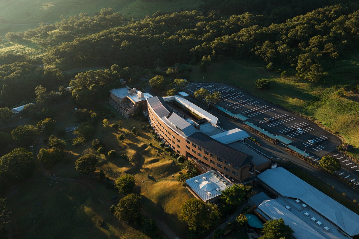 dormy_hotels's tweet photo. 📢 #共立リゾートニューオープン情報
『#ラビスタ南阿蘇』が【本日10月2日(金)】グランドオープンしました🎉

♨️南阿蘇の自然に包まれる天然温泉
開放感あふれる大浴場で、ゆっくりと湯に浸かる癒やしのひととき。

🪟絶景を望む客室
ビューバス付きのラビスタツインや露天風呂付きの和洋室、コテージなど多彩なお部屋タイプをご用意。豊かな自然と、一体になるような時間をお楽しみください。

🍽️あか牛をはじめとする熊本の食
土地の恵みと季節を味わうお食事。熊本ならではの味覚をご堪能いただけます。

⛰️絵画のような阿蘇五岳
館内から一面に広がる雄大な山々。夕暮れには、刻々と色を変える空が旅の一日を彩ります。

南阿蘇の魅力に身も心も癒されるご滞在へ。皆さまのお越しを心よりお待ちしております🌳

👇【ラビスタ南阿蘇】ホテルの詳細・ご予約はこちら
https://t.co/2cS8wDzc09
