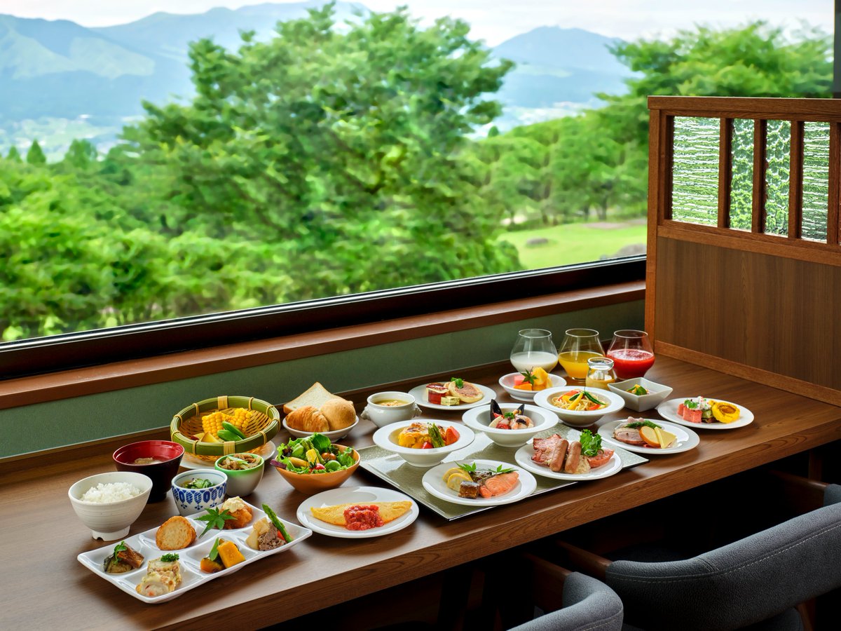 dormy_hotels's tweet photo. 📢 #共立リゾートニューオープン情報
『#ラビスタ南阿蘇』が【本日10月2日(金)】グランドオープンしました🎉

♨️南阿蘇の自然に包まれる天然温泉
開放感あふれる大浴場で、ゆっくりと湯に浸かる癒やしのひととき。

🪟絶景を望む客室
ビューバス付きのラビスタツインや露天風呂付きの和洋室、コテージなど多彩なお部屋タイプをご用意。豊かな自然と、一体になるような時間をお楽しみください。

🍽️あか牛をはじめとする熊本の食
土地の恵みと季節を味わうお食事。熊本ならではの味覚をご堪能いただけます。

⛰️絵画のような阿蘇五岳
館内から一面に広がる雄大な山々。夕暮れには、刻々と色を変える空が旅の一日を彩ります。

南阿蘇の魅力に身も心も癒されるご滞在へ。皆さまのお越しを心よりお待ちしております🌳

👇【ラビスタ南阿蘇】ホテルの詳細・ご予約はこちら
https://t.co/2cS8wDzc09