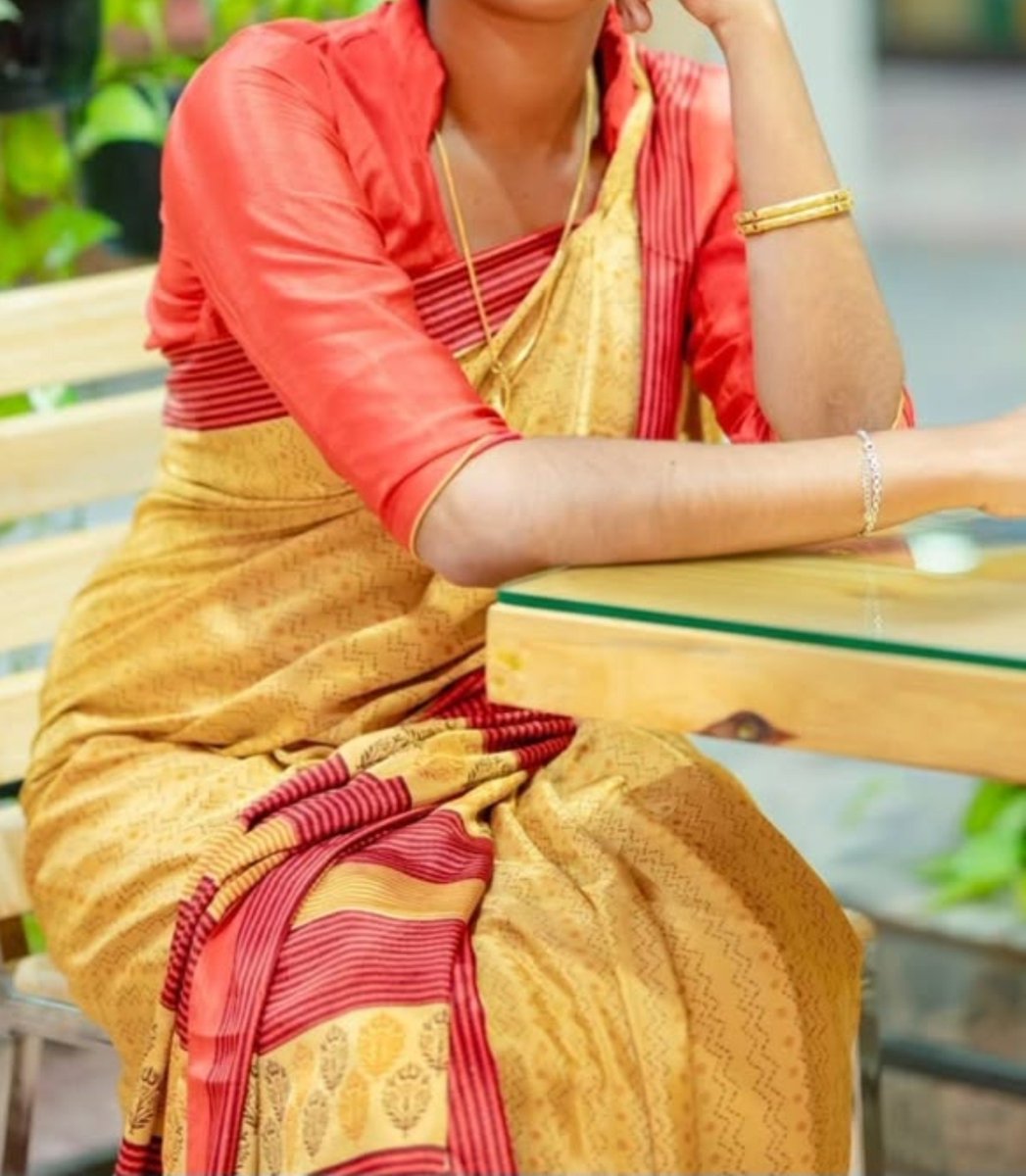 cd_Vatsuu's tweet photo. I get jealous of these women !
I too wish I was like them and wear these beautiful sarees. Enakkum intha maari azhaga podava katitu pombalainga mathila work pannanum nu asai aa irruku 😭 azhaga soft aa ponna irrukanum..Reality la irrunthu escape agi ipdi vazhanum pombala maari 😭 https://t.co/NBDNAnCqAh