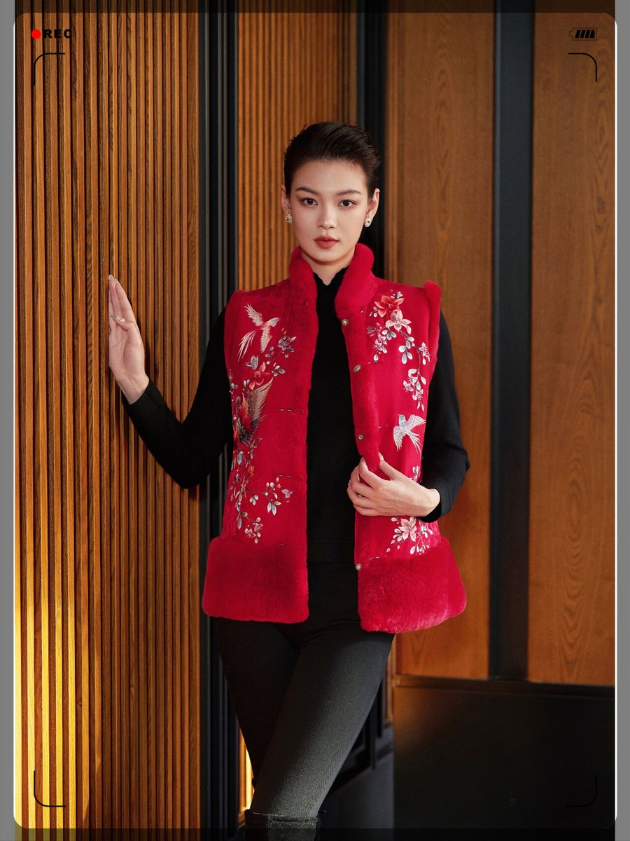 AnalogSilh71ml's tweet photo. [Loving how this subtle, vivid silk scarf features the bold red banner—such a quirky, stylish twist that’s rare and makes my outfit stand out!]， https://t.co/FKuLA6aaWc