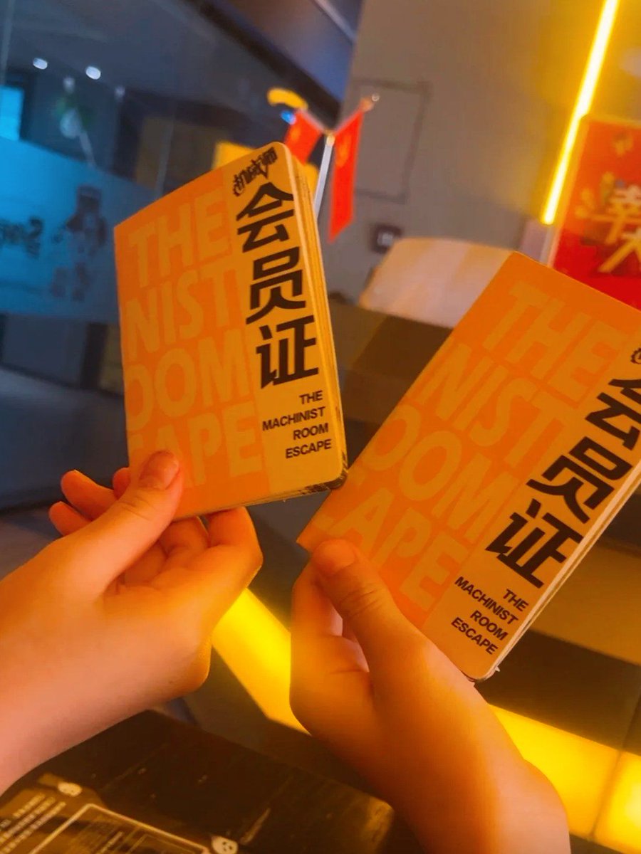 SolangeScoppuk's tweet photo. Got stuck in a zero-gravity themed escape room! Only 60 minutes left, can I crack the code before the door locks forever  #EscapeRoomChallenge， https://t.co/zWXdZ9mhNT