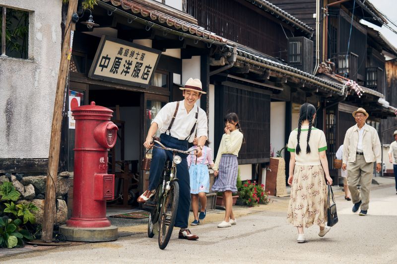 tabiyomi's tweet photo. 旅行読売11月号の連載「私の初めてのひとり旅」には、俳優の滝藤賢一さんが登場。20代で友人に会うために訪れた草津温泉の思い出を語ってくれました。10月9日公開の映画「遙���な町へ」のロケが行われた鳥取県の倉吉市や三朝温泉でのエピソードも披露。撮影の合間に土地の魅力をたっぷりと味わえるのも、映画俳優の特権ですね。
ⓒ 2026 映画「遙かな町へ」BARCOS
詳しくは旅行読売11月号で👇
https://t.co/XF93pER87U