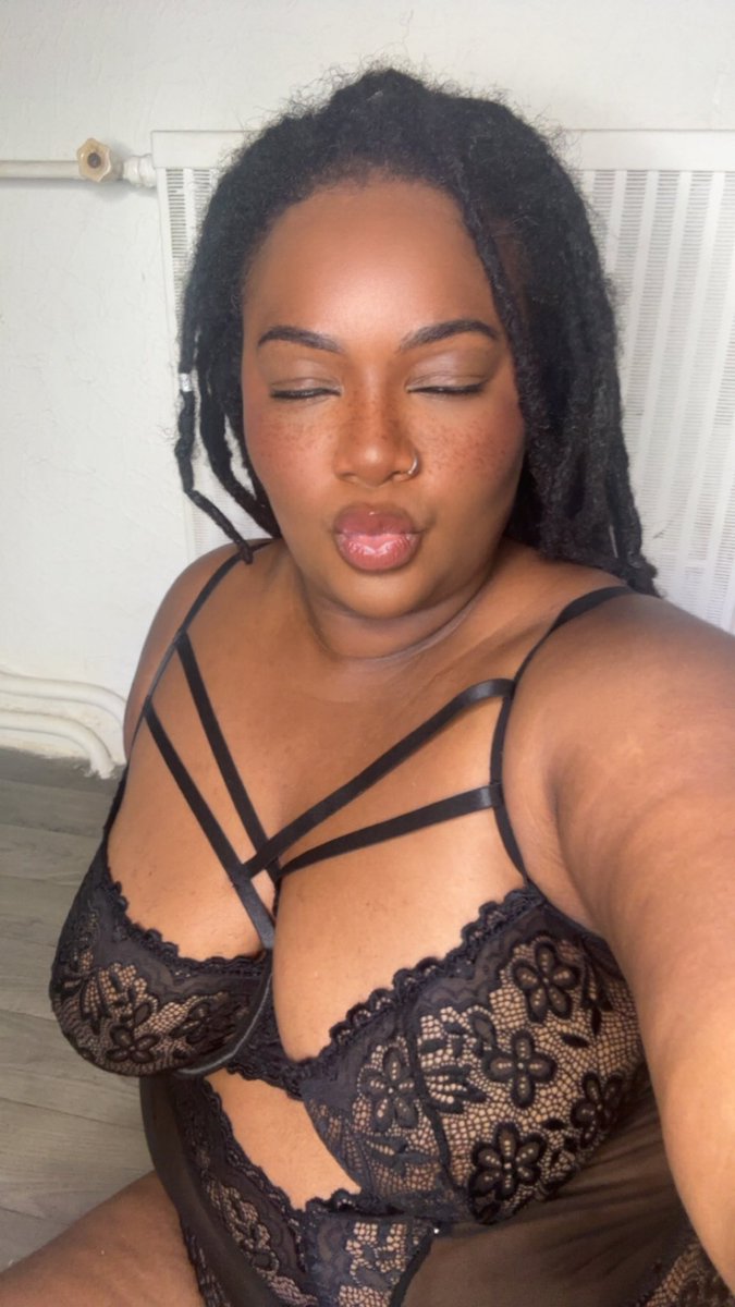 QueenLsliie's tweet photo. Carribean Domme loves to be treated with love and kindness 💋 https://t.co/lul7zrkBU5