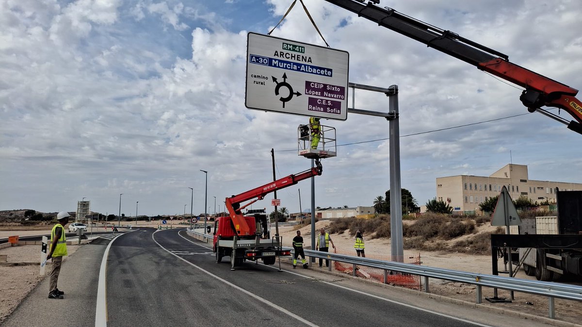 Fomento_RM's tweet photo. 🛣️Finalizadas las #obras de la nueva #glorieta de #Fortuna para reforzar la seguridad vial.

La actuación incluye la mejora del #firme, la renovación del #alumbrado con luminarias LED alimentadas por placas solares y la actualización de la #señalización vertical y horizontal. 

@JorgeGMontoro “esta glorieta va a mejorar la ordenación del #tráfico y la #seguridad en un punto especialmente importante para #Fortuna, ya que concentra los accesos al tanatorio, al CEIP Sixto López y al centro de equipamientos Reina Sofía”.